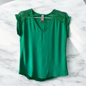 Green Lace flower pattern intricate Short Sleeve V neckl Women blouse size small